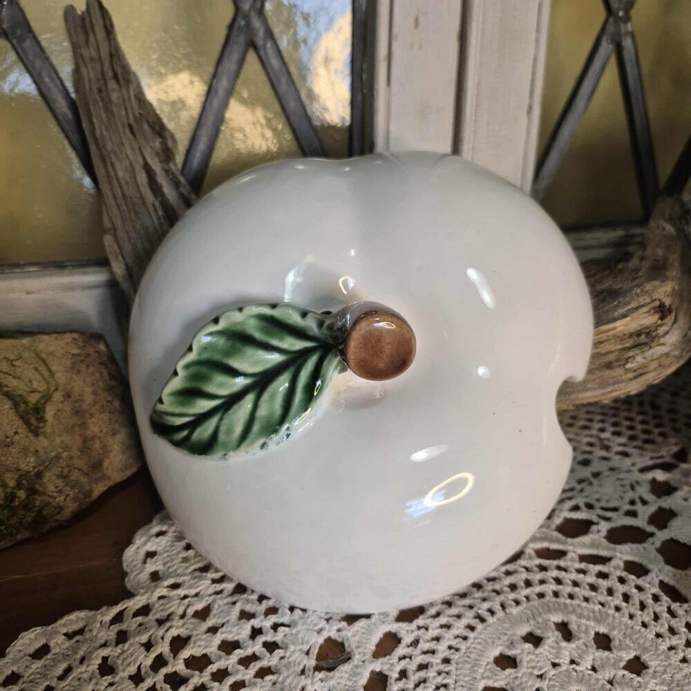 Cabinet of Curiosities 🏷️🧚♂️ Vintage Apple-Shaped Tureen with Plate & Spoon - Picture 9 of 17
